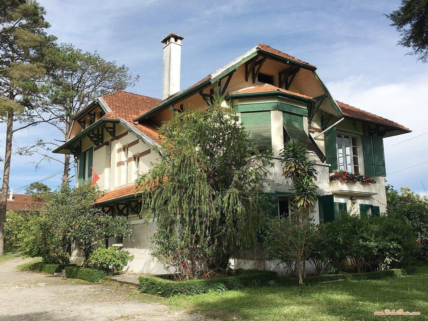 Đất biệt thự đường Hùng Vương, P9, Đà Lạt. Diện tích: 628.3m2, cách Hồ Xuân Hương khoản 2km, gần ngã 4 Phan Chu Trinh, cách trục chính 50m. Giá 37.7 tỷ